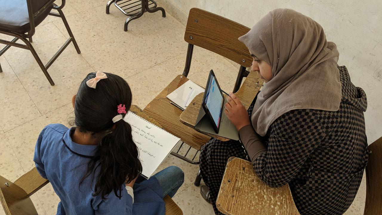 普查员在约旦用平板电脑评估儿童教育